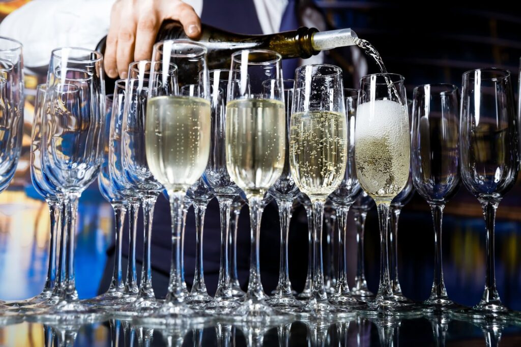 how much is an open bar at a wedding​